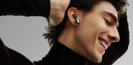 Un joven disfruta de la música a todo volumen con los HUAWEI Freebuds 6