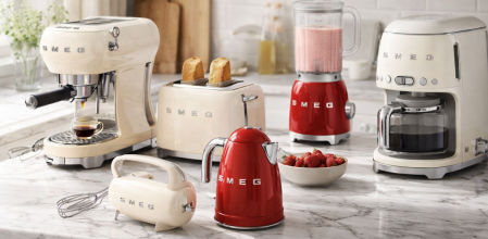 Electrodomésticos Smeg de estilo retro en una cocina moderna con encimera de mármol