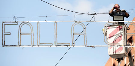 Una mujer herida tras caerle en la cabeza un arco de iluminación fallera en una calle de València