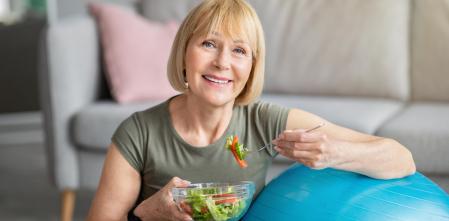 Qué aconseja la ciencia comer a las mujeres antes, durante y después de la menopausia