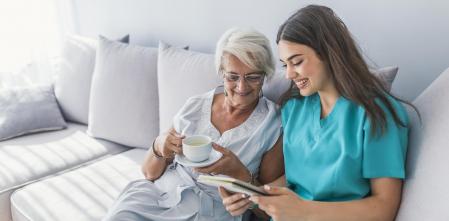 Con una sociedad cada vez más envejecida, crece la demanda de profesionales en el cuidado de las personas mayores