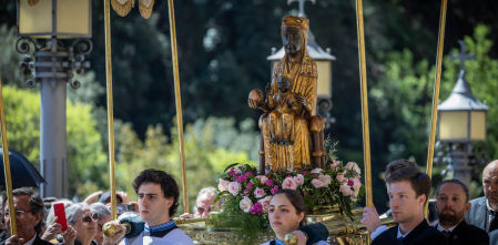 Simeone agradece a 'La Moreneta' el pase a la final de Copa con un ramo rojiblanco