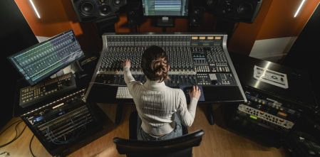 Graban en festivales y aprenden con profesionales en activo: así se forman los alumnos de SAE Barcelona gracias a su colaboración con Primavera Pro