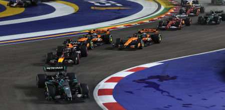 Russell vence en Singapur y Norris desaprovecha otra ocasión; Alonso, 7.º y Sainz, 10.º