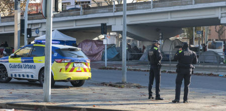 Badalona requiere permiso a la Generalitat para desalojar el asentamiento bajo el puente de la C-31