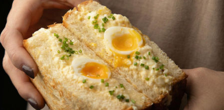 Cómo un sencillo sándwich de huevo se ha convertido en una de las comidas más famosas de Japón