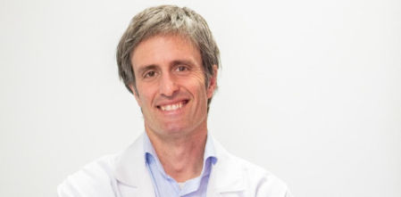 Augusto Covaro, doctor especialista en cirugía de columna: “No estamos diseñados para estar 8 horas en una oficina. El sedentarismo es nuestro peor enemigo”