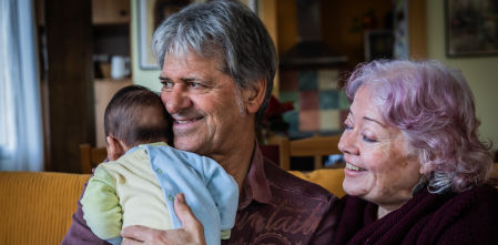 Josep y Esther, jubilados y padres de acogida temporal: “Lo haremos hasta que el cuerpo aguante, tener a un bebé en casa nos da vitalidad y energía”