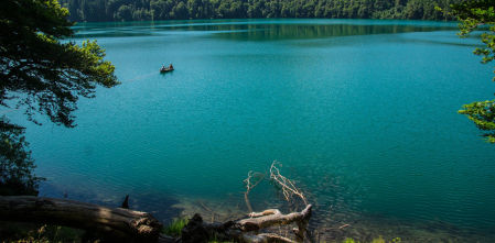 Pavin, el lago infernal situado en el volcán más joven y profundo de Francia