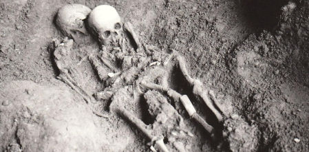 La rara enfermedad genética que padecían una madre y su hija enterradas abrazadas en una cueva del sur de Italia hace 12.000 años