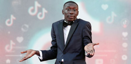 El influencer que se convirtió en su propio gemelo digital: Khaby Lame se retira y vende su identidad en redes por 975 millones de dólares, para que otros la exploten mediante IA