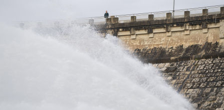 Las persistentes lluvias causan la mayor subida semanal de reservas desde al menos 1988