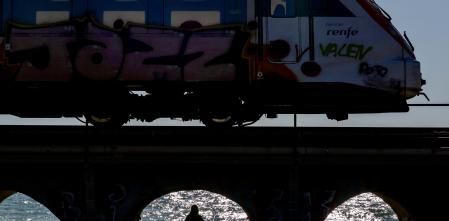 Los geólogos dan por perdida la batalla con el mar y piden trasladar la línea de tren R1 del Maresme