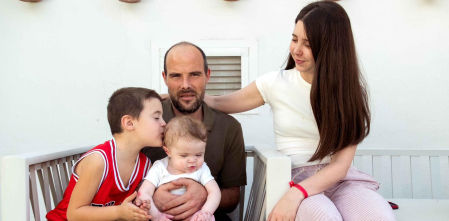 Ana Domenech, madre de una bebé con piel de mariposa: “Estoy todo el día pendiente de cada movimiento que hace mi hija para que no se haga daño”