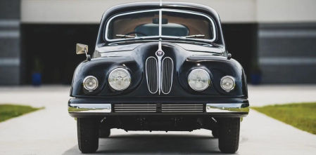 El singular coche clásico de una marca británica desaparecida que siempre fue a contracorriente