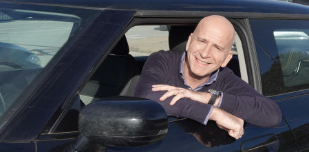 Xavi Coral, periodista: “Uso un coche eléctrico para ciudad y uno de combustión para viajes largos; todavía tengo un pie en cada mundo”