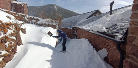 El día a día invernal de los dos únicos vecinos de Rubió, el pueblo a más altitud de Catalunya
