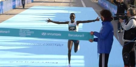La keniana Chemnung pulveriza el récord de una histórica Media Maratón de Barcelona