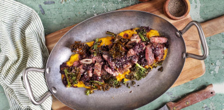 Sirve un jugoso churrasco con puré de calabaza y kale crujiente, un plato lleno de contraste y sabor