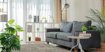 Ni cortinas, ni estores: IKEA recupera la solución clásica para vestir ventanas que es perfecta para salones elegantes