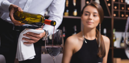 Cómo pedir vino en un restaurante, según algunos de los mejores sumilleres de España: “Ya basta de regañar al cliente”