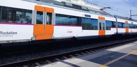 Evacuados unos 50 pasajeros de un tren que ha quedado detenido entre Portbou i Figueres