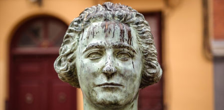 El busto de Clara Campoamor en Madrid, vandalizado con pintura en la víspera del 8M