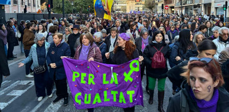 Multitudinaria marcha en València con el lema: “Democràcia sense feministe = Barbarie”