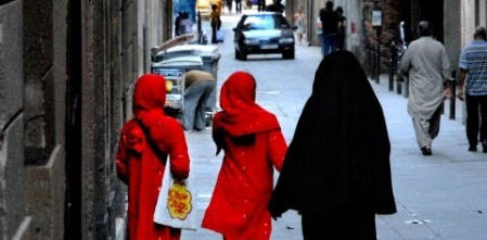 Alcalá de Henares prohíbe el acceso a dependencias municipales con niqab y burka