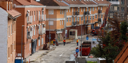 Trece familias denuncian que Ayuso deja de pagar este mes el alquiler por los desalojos de la línea 7B del metro