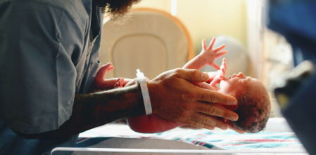 Claves para cuidar a un bebé prematuro, en el hospital y en casa