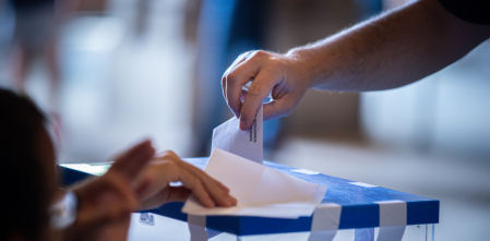 Cómo la IA está minando las democracias y cómo protegerlas mejor