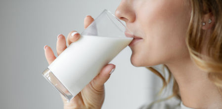 ¿La leche sin lactosa tiene menos nutrientes que la leche normal?