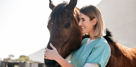 ¿Qué estudiar para trabajar con animales (2025)? FP, cursos y salidas laborales