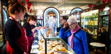 Tiendas centenarias para viajar en el tiempo en Barcelona