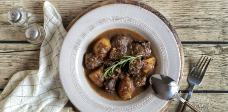 Recibe los días frescos con una reconfortante carne estofada al vino tinto