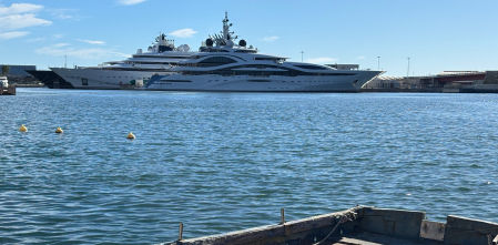 Lujo y austeridad en el puerto de Tarragona