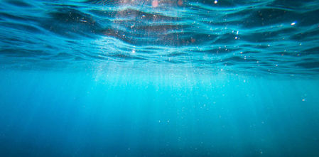 Un proyecto con participación de la UPC abre la puerta a producir materias primas clave a partir del agua marina