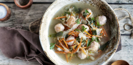 Sopa juliana con albóndigas de pollo, una receta fácil y reconfortante para los días fríos