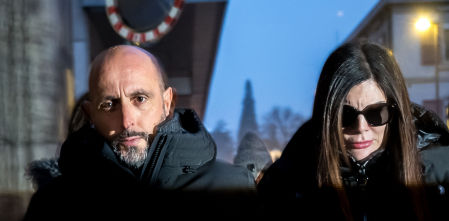 El propietario del bar incendiado en Suiza asegura que una puerta de servicio estaba “cerrada con llave desde dentro”