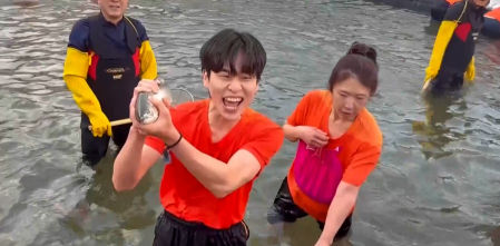 Surcoreanos atrapan truchas con las manos en el Festival de Hielo Hwacheon Sancheoneo