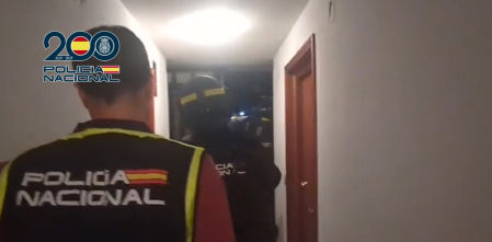 Los GEO reducen a un hombre atrincherado en un piso con una escopeta y una ballesta