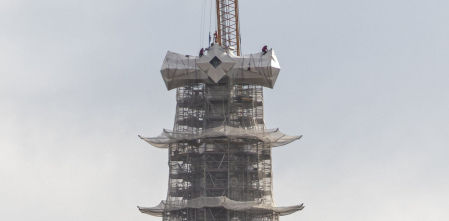 La cruz de la Sagrada Família ya luce su tercer brazo