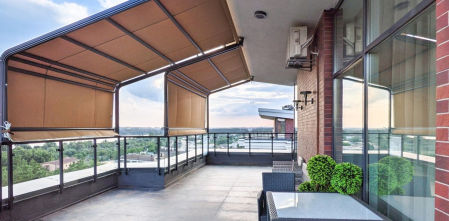 Cómo disfrutar de las terrazas y balcones aunque llueva: la mejor solución para mantener a salvo los exteriores que no ocupa espacio y es fácil de instalar