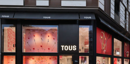 El flechazo convertido en narrativa visual: así es el escaparate creado por el reconocido estudio Isabel + Helen para TOUS en Paseo de Gracia