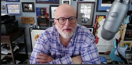 “Antaño buscabas sorpresa, ilusión, emociones... Hoy miras el móvil”