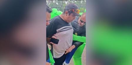 Policías disfrazados de extraterrestres detienen a un ladrón de móviles en una fiesta de carnaval en São Paulo