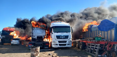 Un incendio cerca de Reus afecta a varios camiones