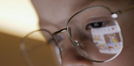 “Ojalá mis padres no me hubieran regalado un móvil a los 11 años”: dos jóvenes cuentan su experiencia con las redes sociales en la adolescencia