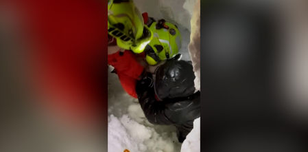 Rescatan con vida a un hombre sepultado bajo metro y medio de nieve en Italia